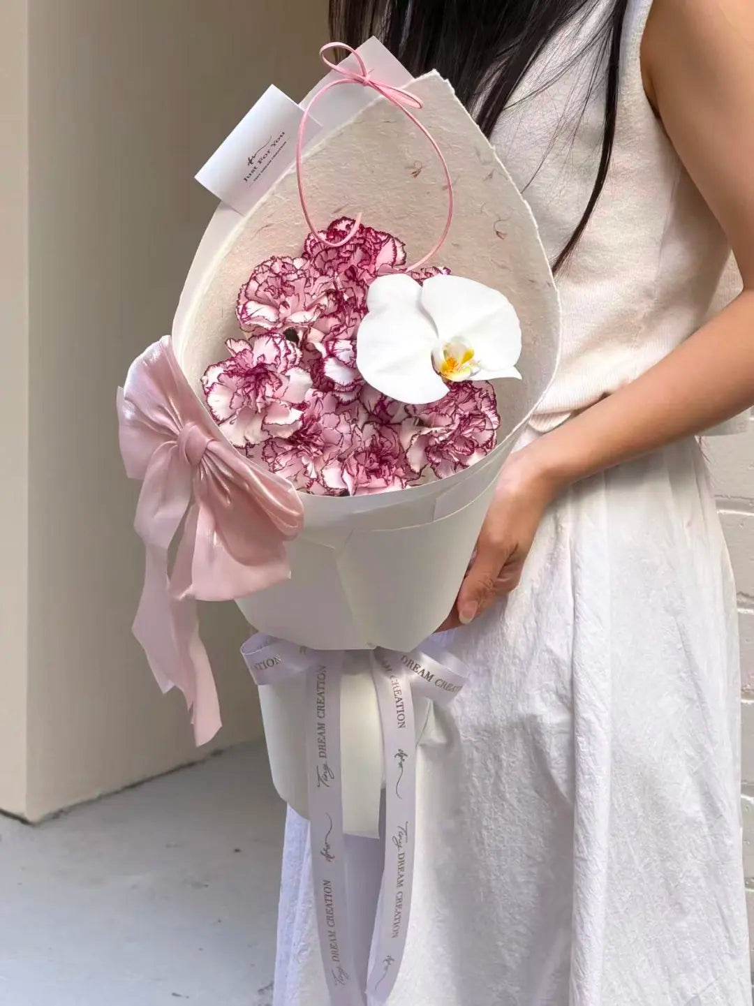 Carnations and Phalaenopsis Orchids 康乃馨与蝴蝶兰   